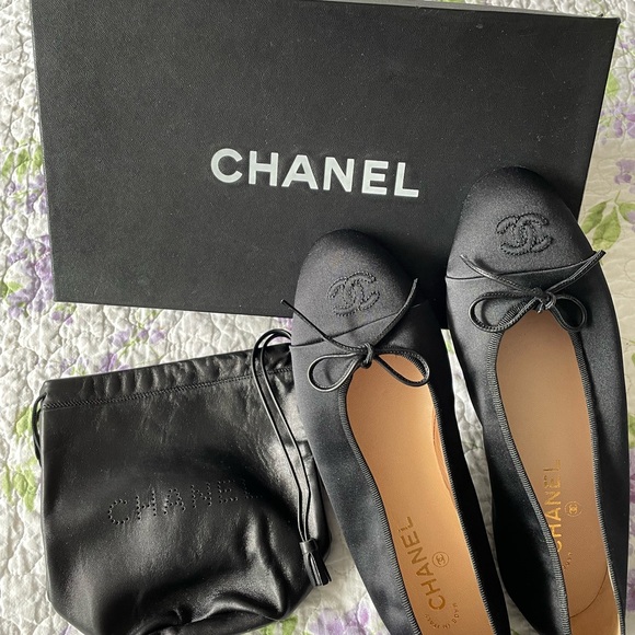 CHANEL 25S INDOOR SLIPPERS IN BLACK CALFSKIN FUR-LINED main image 1